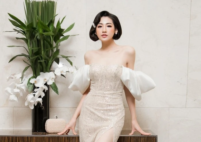 Á hậu Tú Anh đi sự kiện vẫn phải trông con qua camera