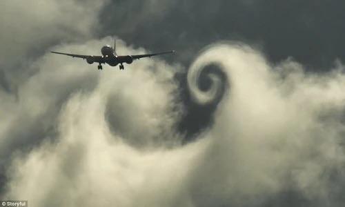 Máy bay chở khách vẽ trái tim bằng mây tuyệt đẹp