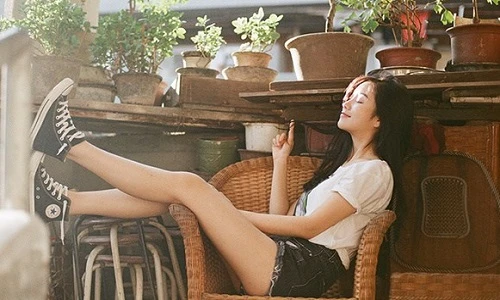 Ảnh đời thường quyến rũ của “mỹ nhân cầm biển” gây sốt