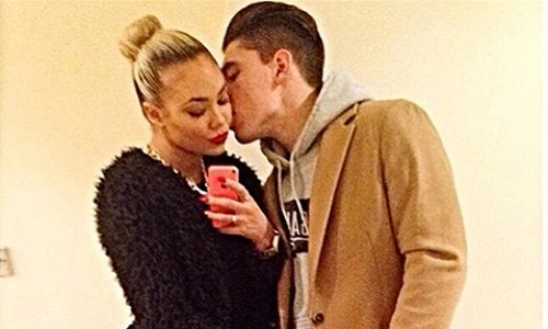 Ngắm cô bồ có thân hình bốc lửa của Bellerin