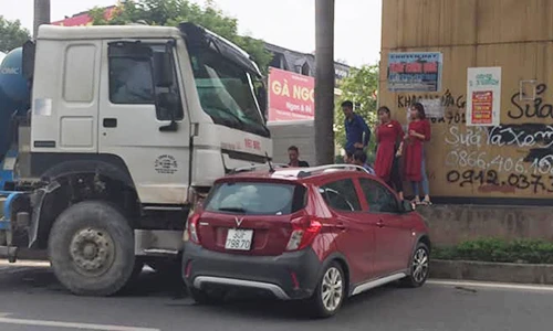 Xe Vinfast Fadil giá rẻ đầu tiên gặp nạn ở Hà Nội