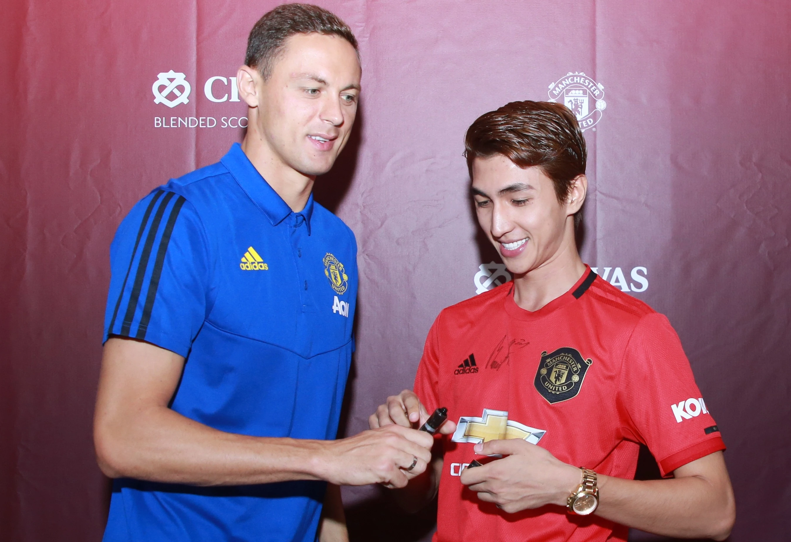 Hot boy Bình An “sướng rên” khi được sao MU kí lên ngực