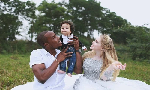 Ghen tị với vợ đẹp con khôn của ngoại binh CLB Hải Phòng