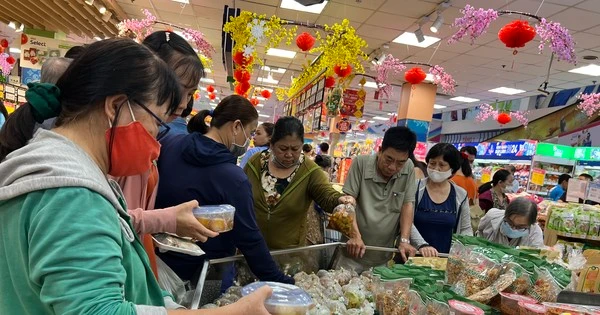 Chợ họp xuyên đêm, khách 'tràn' vào siêu thị từ mờ sáng 28 Tết 