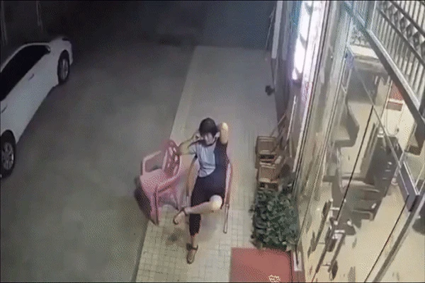 Đang ngồi hóng mát, người phụ nữ bị ôtô lao thẳng vào người