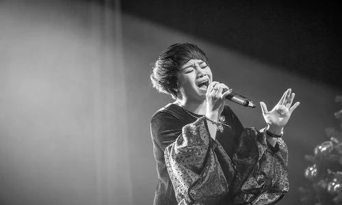 Ca sĩ Ngọc Khuê xuất hiện lạ lẫm ở trời Âu