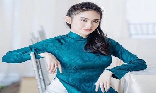Dân mạng “say mềm” với bộ ảnh hot girl Lào gốc Việt diện áo dài