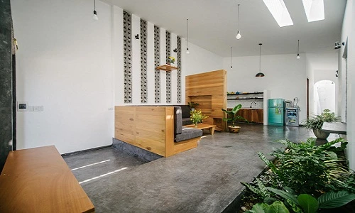 Nhà một tầng sâu hun hút nổi bật giữa Kon Tum