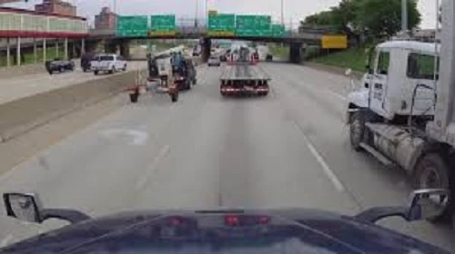 Video: Dừng không kịp, xe container tự 'vỡ đầu' 