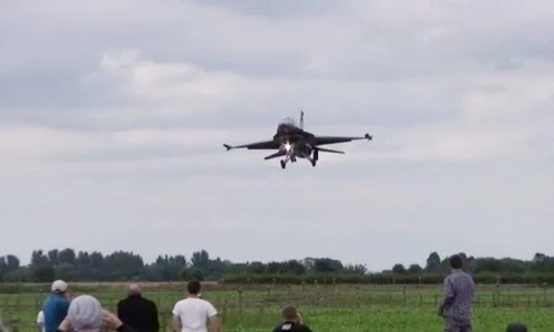 Hú vía xem 10 chiến đấu cơ bay sát đầu người