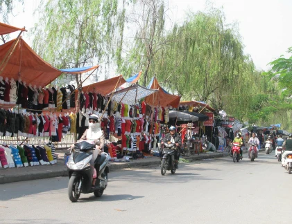 Chợ cóc vẫn tấp nập trước ngày xóa sổ