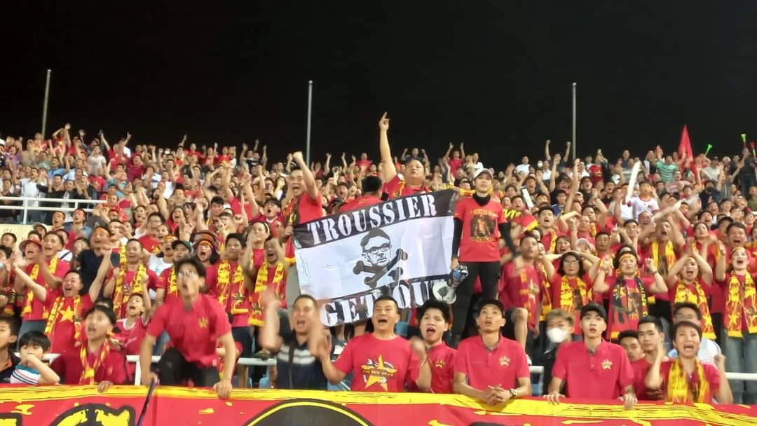 Khi lòng tin chạm đáy, NHM Việt Nam hô vang "Troussier get out"