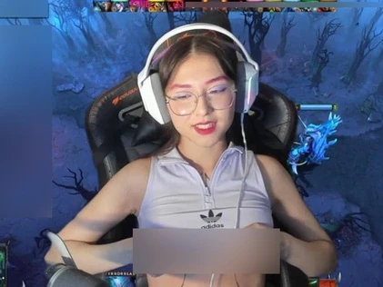 Khoe thân phản cảm, nữ streamer DOTA 2 phải trả giá cực đắt