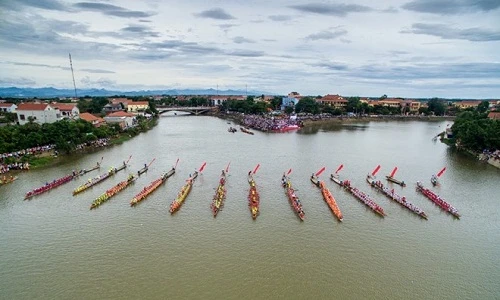 Ảnh: Hàng nghìn người xem đua thuyền ở quê hương tướng Giáp