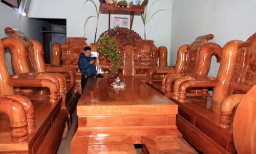Cận cảnh bộ bàn ghế "khủng" bằng gỗ quý ở Nghệ An 
