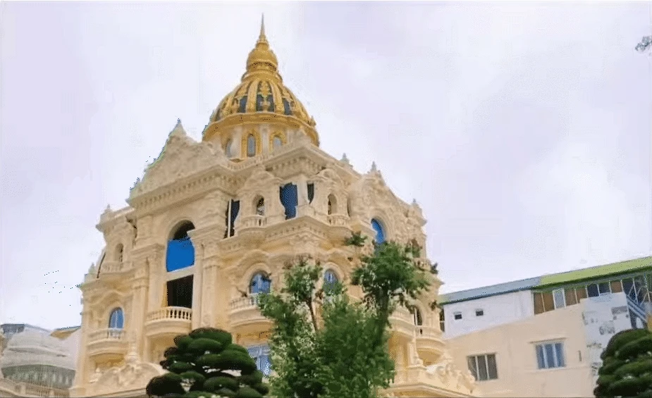 Choáng ngợp tòa lâu đài lộng lẫy đang gây sốt ở Đà Lạt