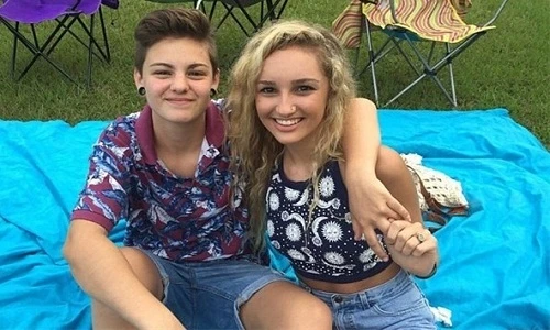 Cặp đôi đồng tính nữ "đẹp như tranh" khiến dân tình ghen tỵ