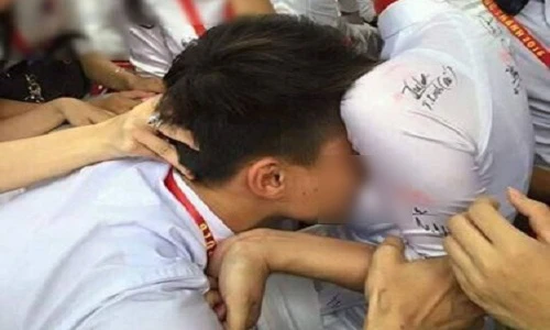 Học sinh cuối cấp ôm hôn nhau phản cảm trong ngày chia tay