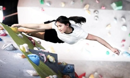 Hot girl leo núi Hàn Quốc nổi tiếng với khuôn mặt trẻ thơ 