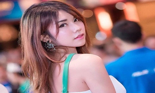 Hot girl bán đồ ăn vặt "lên đời" sau khi nổi tiếng
