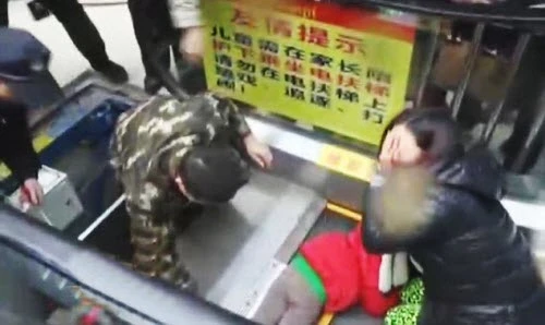 Giải cứu mẹ con bé 2 tuổi kẹt tay trong thang cuốn