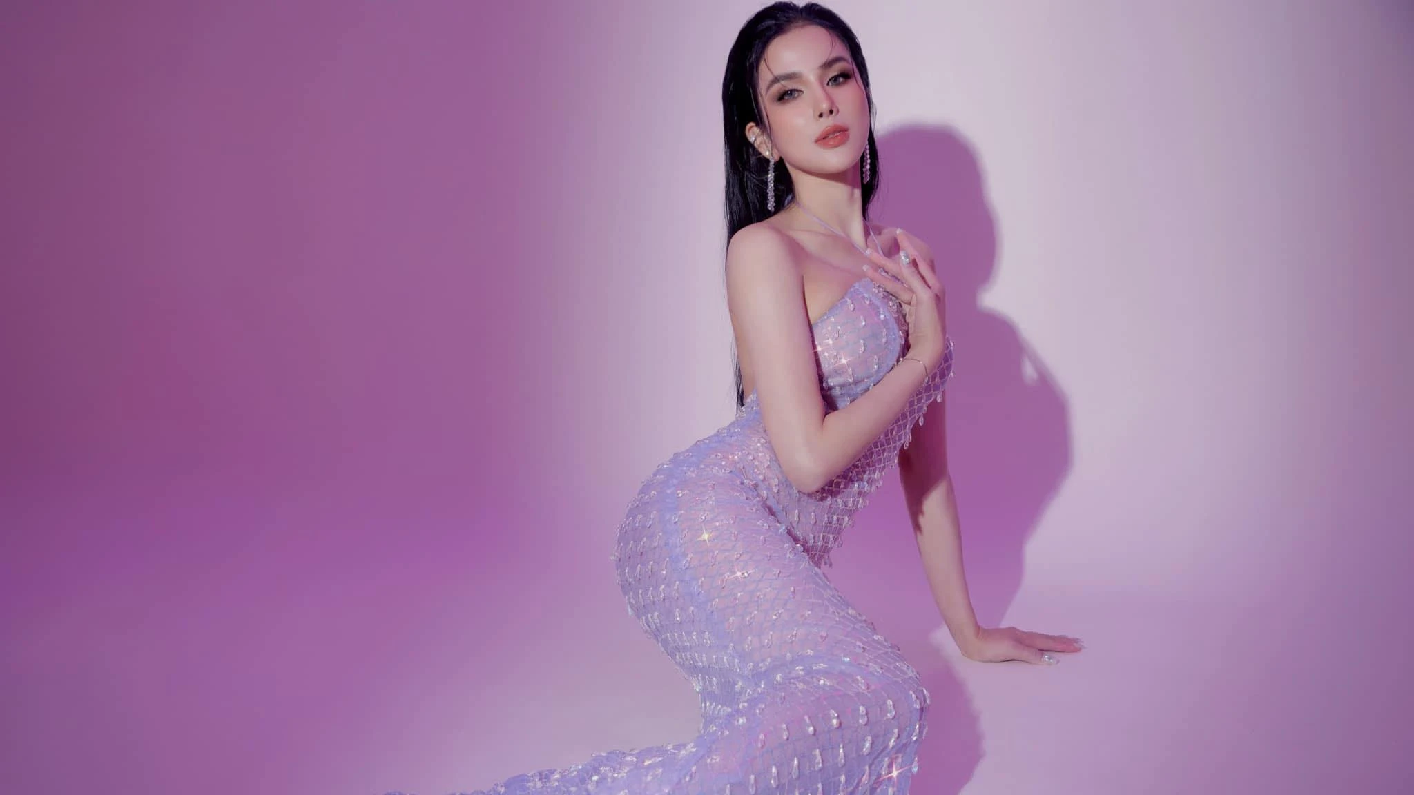 Diệp Lâm Anh chuộng mốt váy áo khoe vòng 1 quyến rũ 