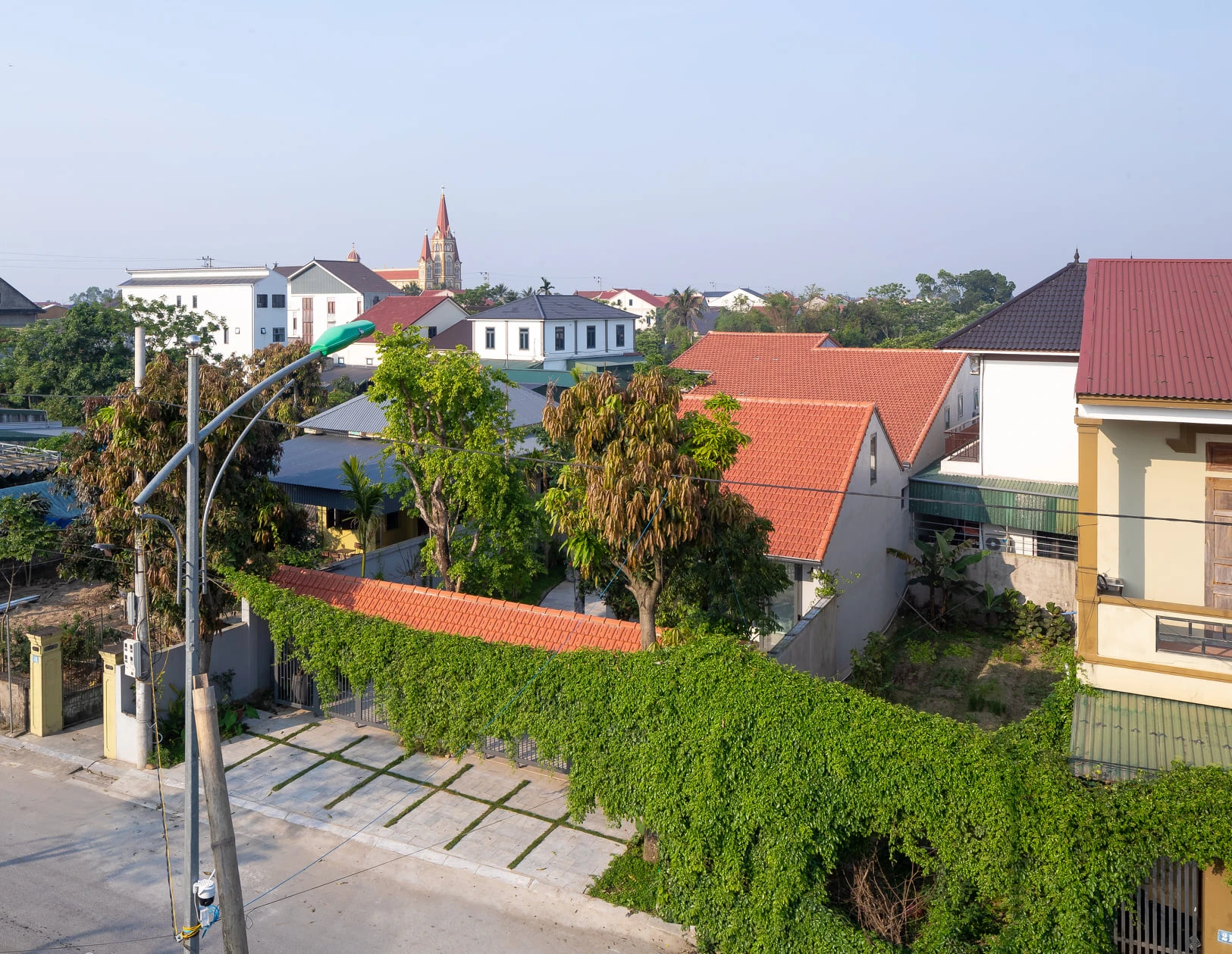 Nhà mái ngói nhấp nhô đẹp đến “say lòng” ở Hà Tĩnh