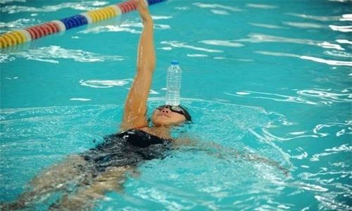 Ánh Viên trổ tài bơi ngửa với chai nước trên trán