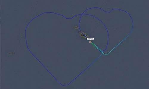 Phi công vẽ trái tim trên bầu trời mừng đám cưới