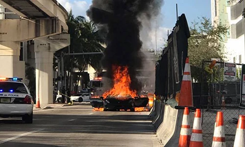 Siêu xe Lamborghini Gallardo bốc cháy ngùn ngụt trên phố