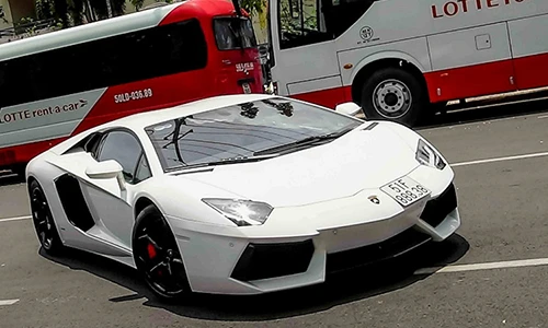 Bộ đôi siêu xe Lamborghini 50 tỷ "loạn" phố Sài Gòn