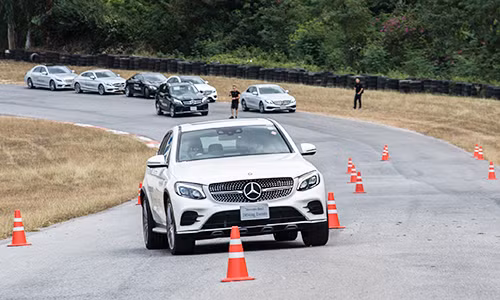 Cầm lái loạt xế sang nhà Mercedes-Benz trên đất Thái