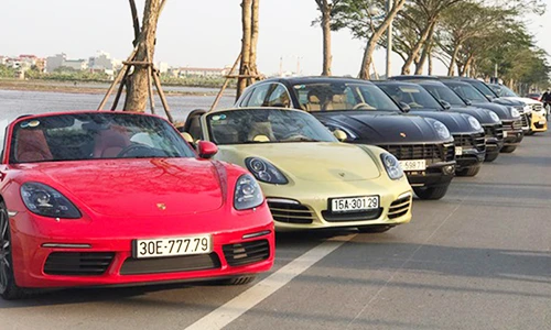 Dàn xế sang tiền tỷ Porsche “show hàng” tại Hà Nội