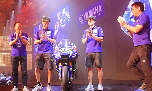 Valentino Rossi mang siêu môtô Yamaha YZR-M1 đến Việt Nam