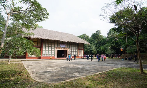 Thăm di tích nơi diễn ra Đại hội lần thứ II của Đảng