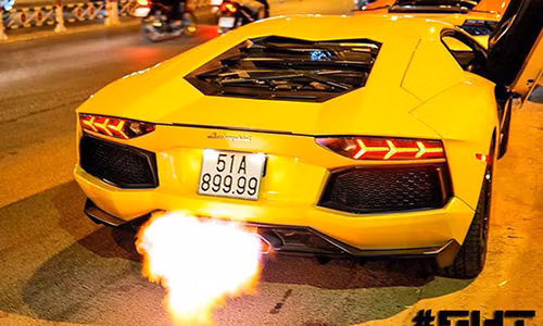 Siêu xe Aventador 22 tỷ "khạc lửa" trên phố Sài Gòn