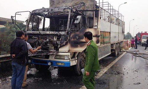 Xe tải bốc cháy dữ dội trên đại lộ Thăng Long