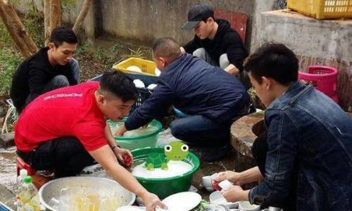 Hội đàn ông rửa bát ở đám cưới khiến CĐM “tranh luận” máu lửa