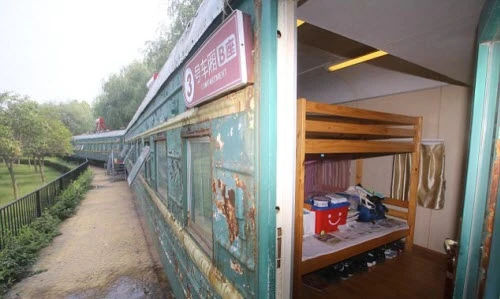 Bên trong ký túc xá từ toa tàu thải loại ở Trung Quốc
