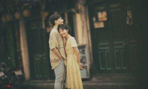 Chết mê với bộ ảnh cưới màu phim giữa phố cổ Hà Nội tấp nập