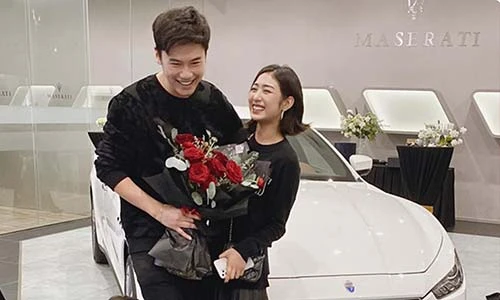 Vợ chồng Trang Lou sắm Maserati Ghibli gần 5 tỷ đồng 
