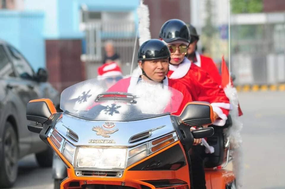 Ông già Noel cưỡi môtô “khủng” tặng quà cho bệnh nhi ung thư