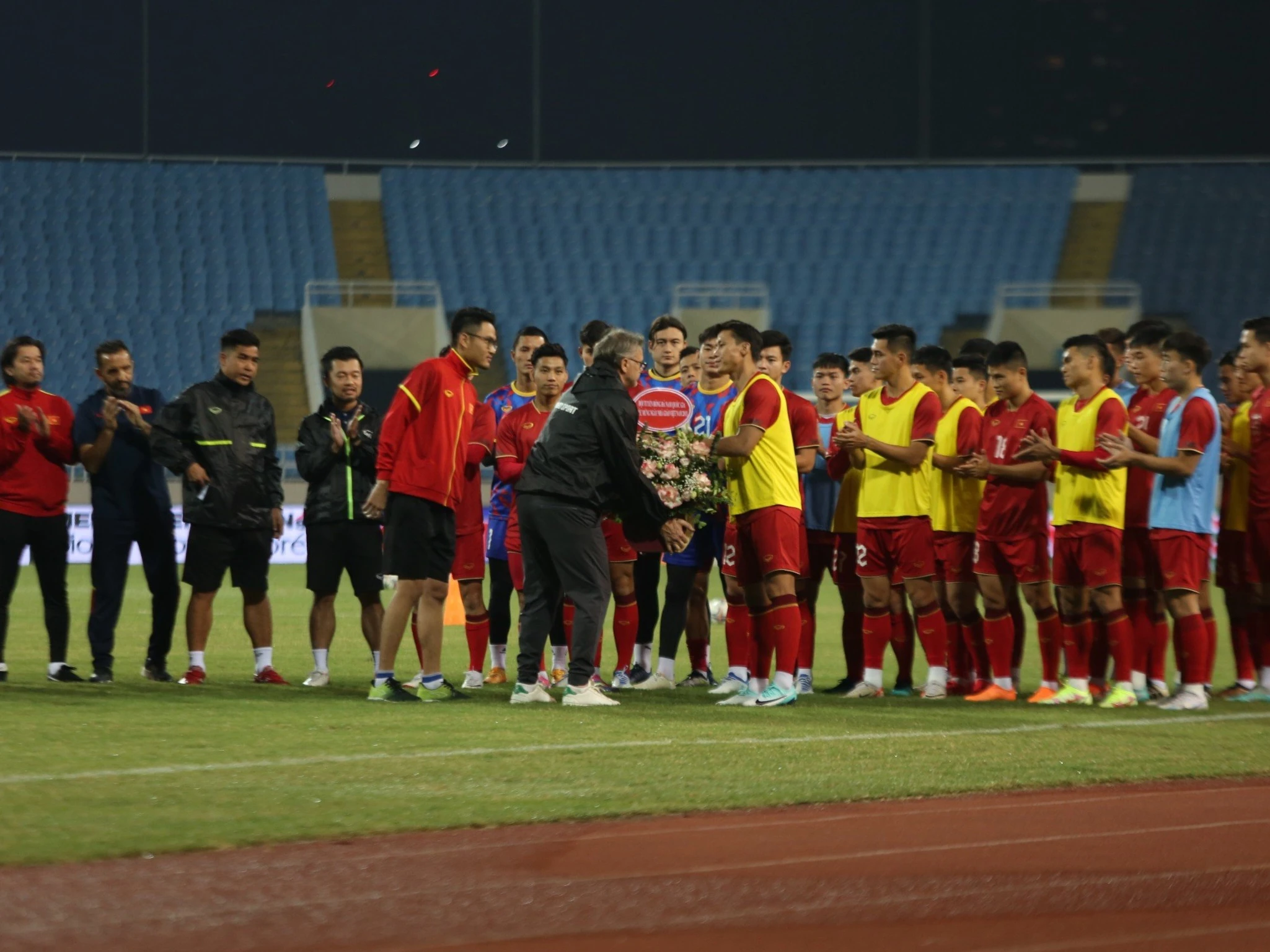 Tuyển Việt Nam tôn sư trọng đạo nhân ngày Nhà giáo Việt Nam