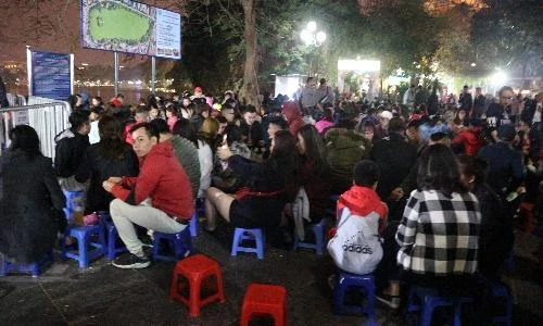 Chủ hàng “mài dao” đợi “chém đẹp” khách hàng đêm giao thừa 2018