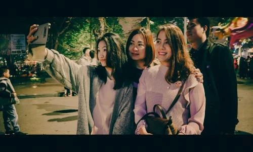 Muôn kiểu check-in của giới trẻ Việt đón năm mới Mậu Tuất 2018