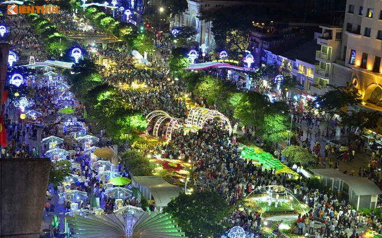 Người dân đổ về trung tâm Hà Nội, TP HCM ngắm pháo hoa giao thừa