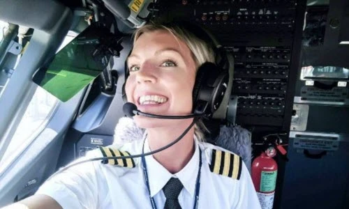 Nữ phi công thích “tự sướng” gây bão trên Instagram 