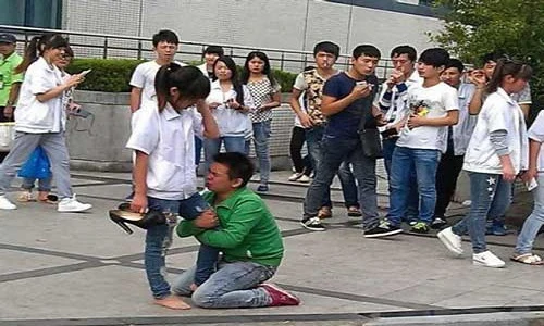 Quỳ gối giữa đường xin lỗi người yêu, có đáng mặt đàn ông?