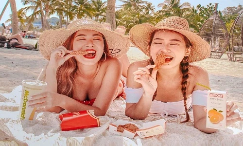 Cặp chị em Singapore suốt ngày khoe ảnh vi vu du lịch