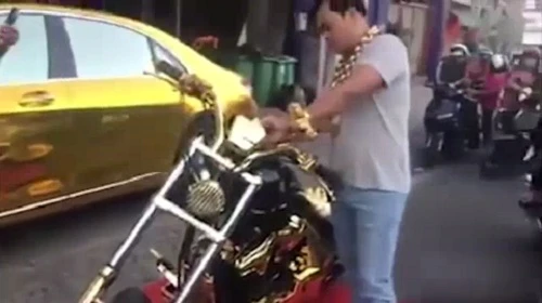 Đại gia đeo 13kg vàng lại khoe của trên phố gây sốt